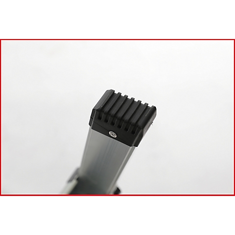 Detailaufnahme eines Leiterfußes mit schwarzem Gummipuffer und geriffelter Oberfläche. Die Leiter selbst ist aus Aluminium.